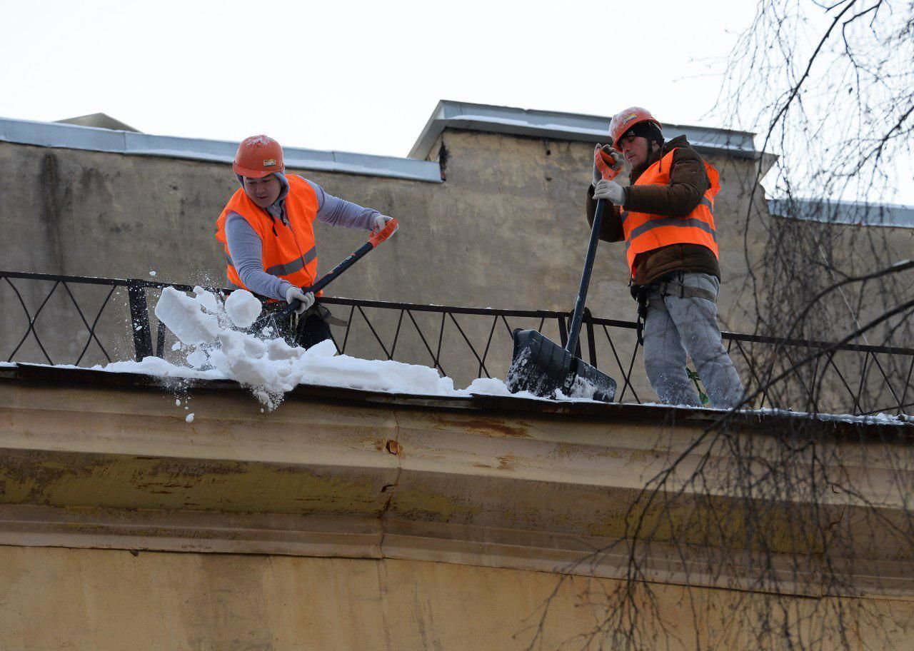 Управляющие компании планируют очистить 188 крыш Центрального района