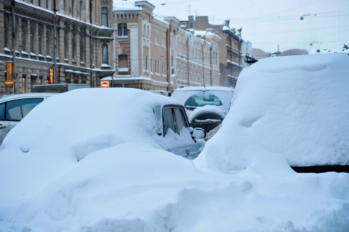Милонов предложил отменить эвакуацию неправильно припаркованных зимой авто 