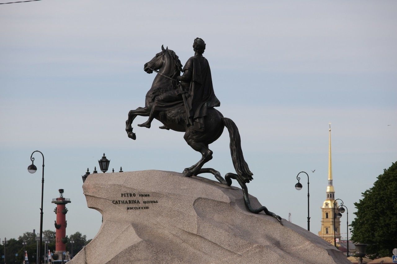 Знаменитый памятник из Северной столицы обогнал по числу запросов екатеринбургский Памятник клавиатуре.
