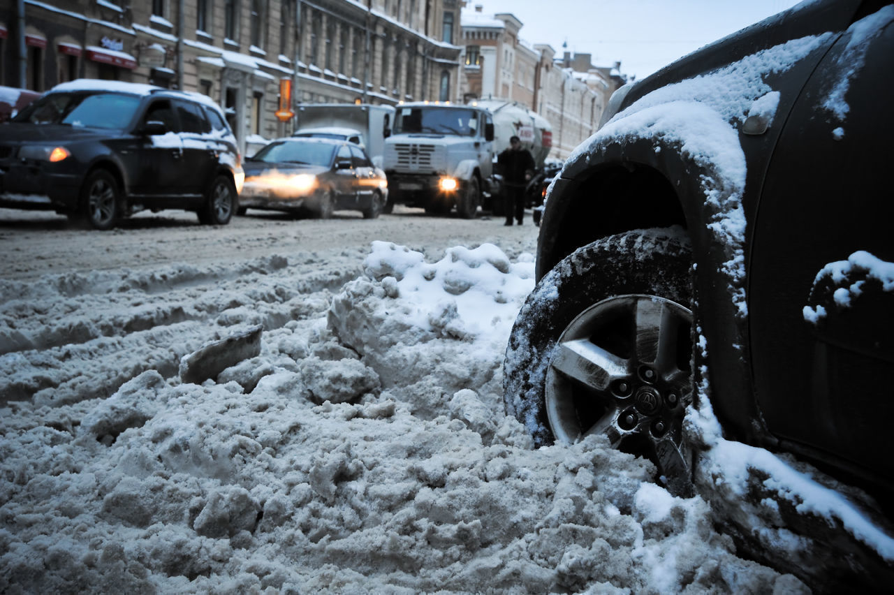Борьба со снегом: за сутки в Петербурга эвакуировали более 400 машин 