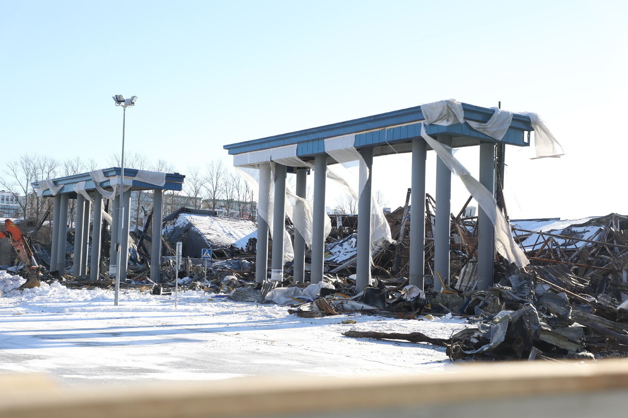 Сейчас на территории сгоревшего гипермаркета вовсю работает строительная техника. 
