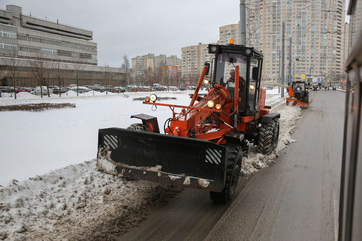 На Ленсовета снегоуборочная машина повредила пять автомобилей