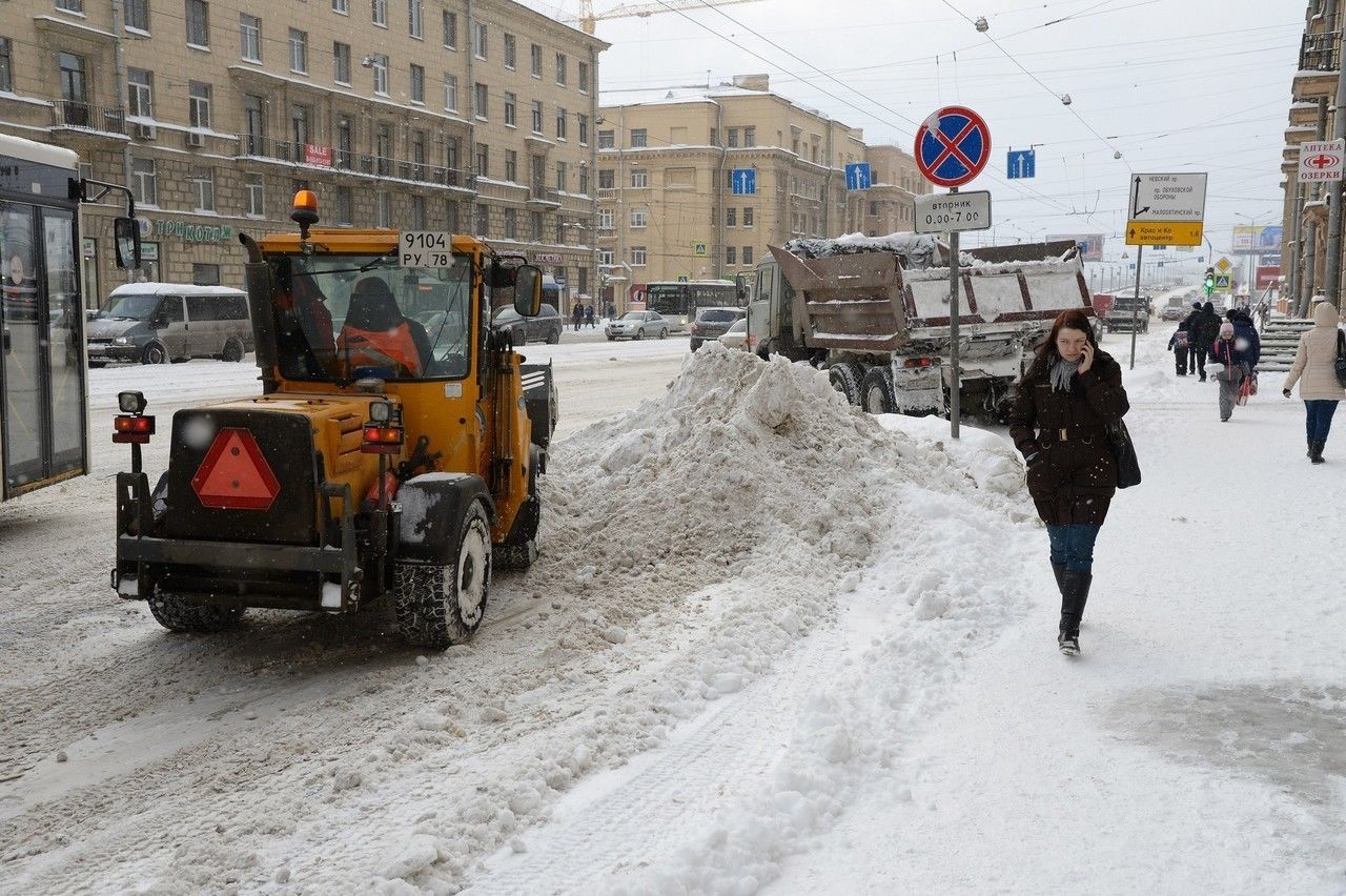 Снегопад парализовал движение в Петербурге: пробки - 9 баллов