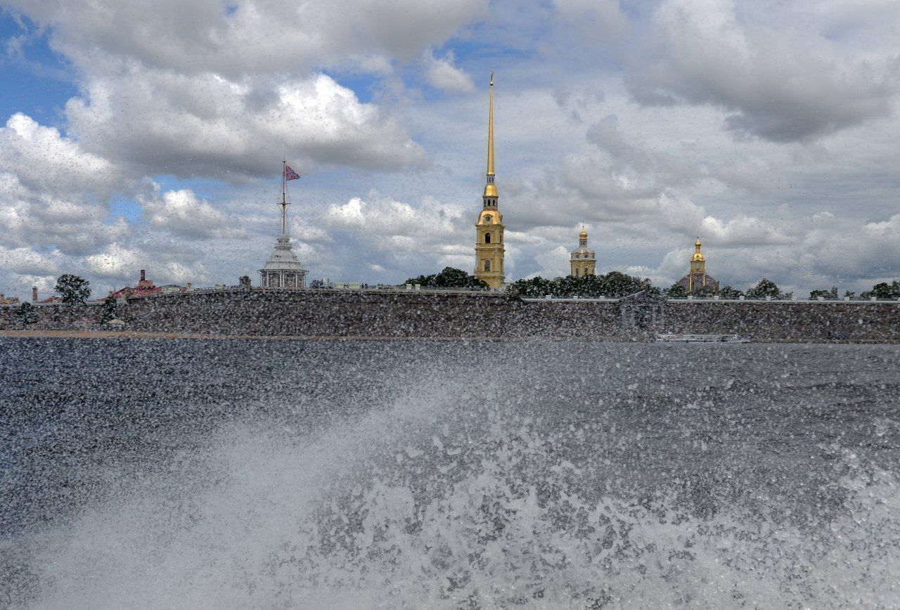В Петербурге из-за угрозы наводнения закрыли дамбу	