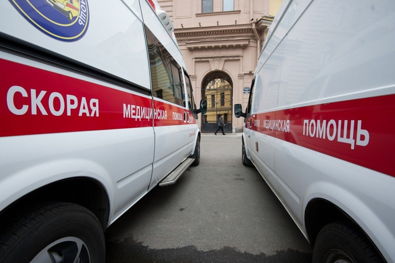 Бабушка уронила четырехлетнего внука на лед на Садовой улице