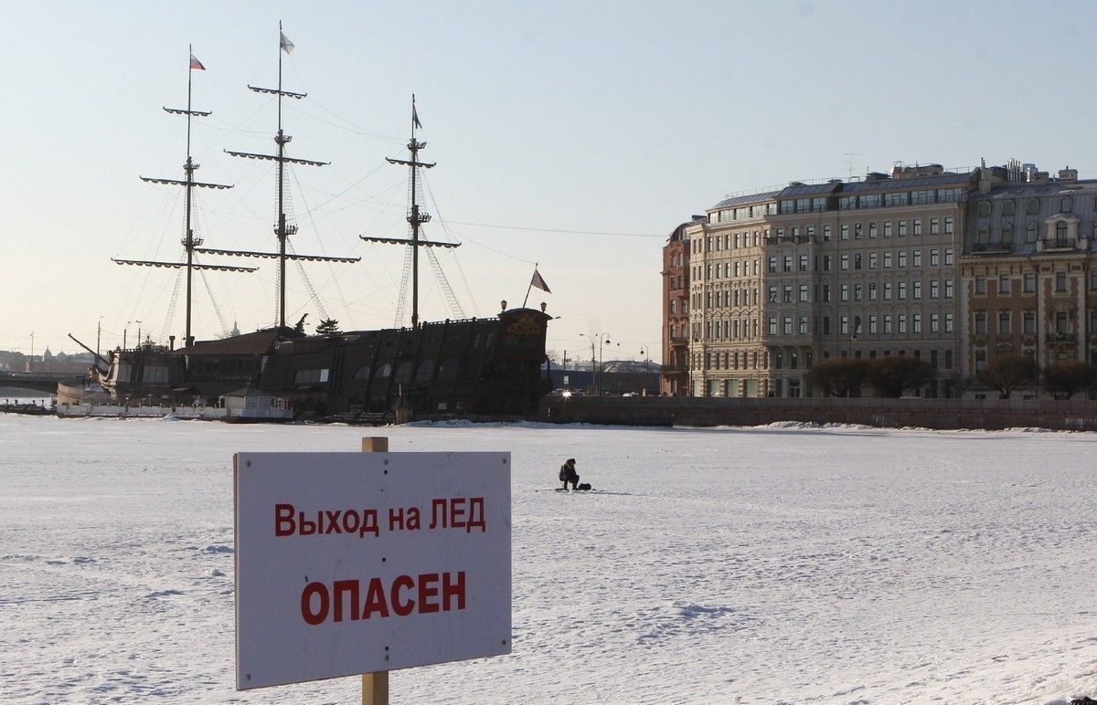 В Смольном призывают водителей не рисковать жизнью и не ездить на машинах по льду водоемов