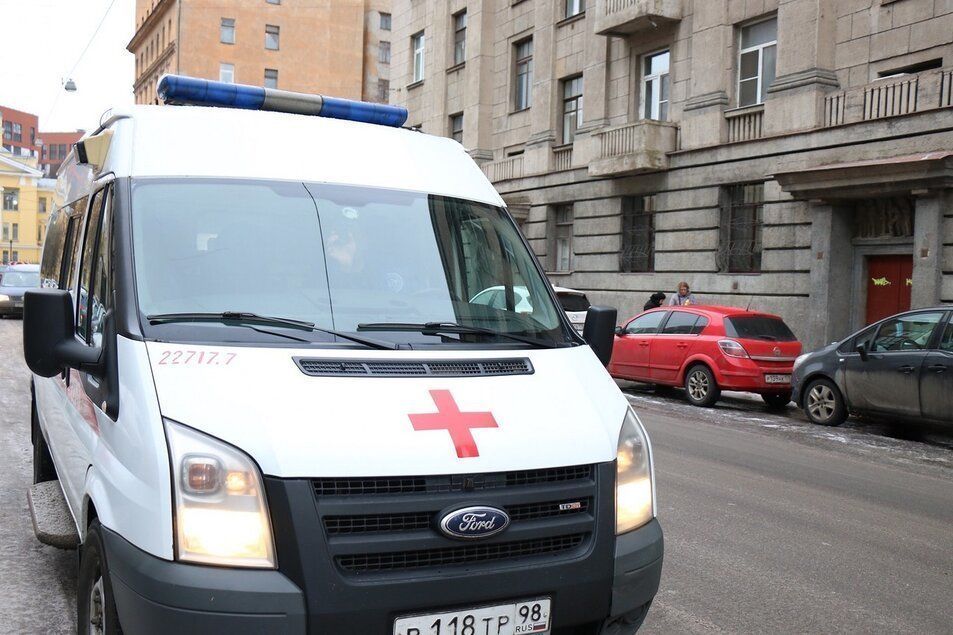 В Петербурге юноша выпал из окна 9-го этажа и остался жив