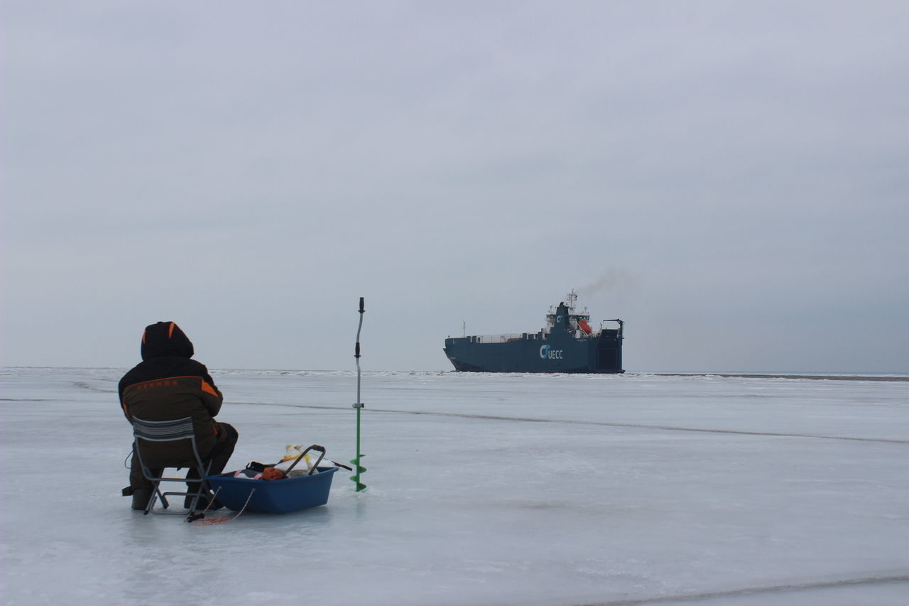 В воскресенье со льда Финского залива сняли 65 человек