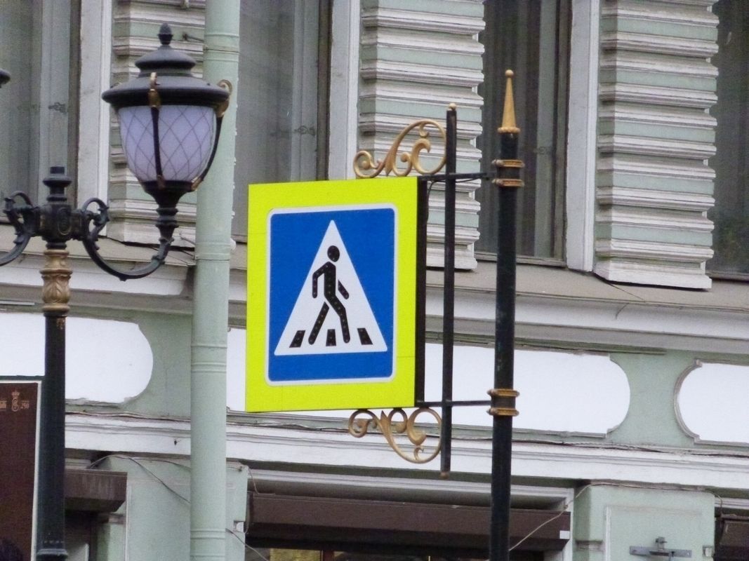 В Петербурге с дорожных знаков могут убрать рекламу ночных клубов и бань 