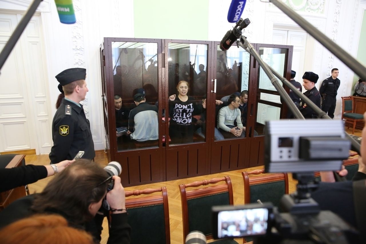 Суд устанавливает личности подсудимых