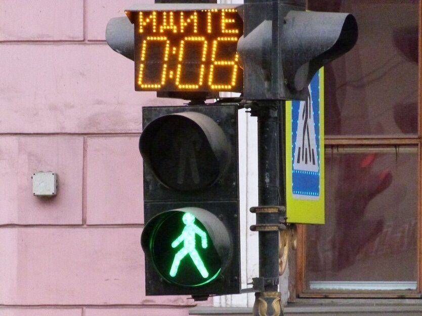 В Петербурге установили более 600 дорожных знаков и более 100 светофоров