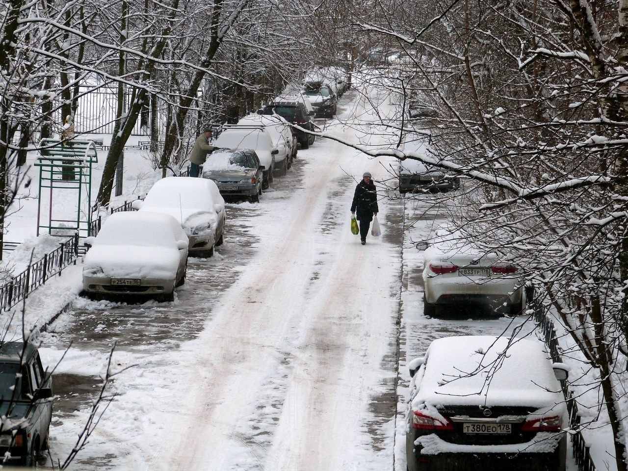Снег вернется: синоптики посоветовали россиянам не убирать зимние вещи 