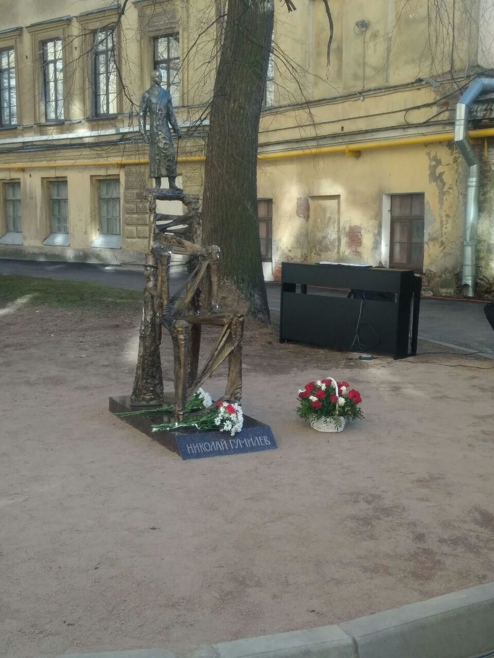 Самый непрочитанный поэт»: в Петербурге установили памятник Николаю Гумилеву