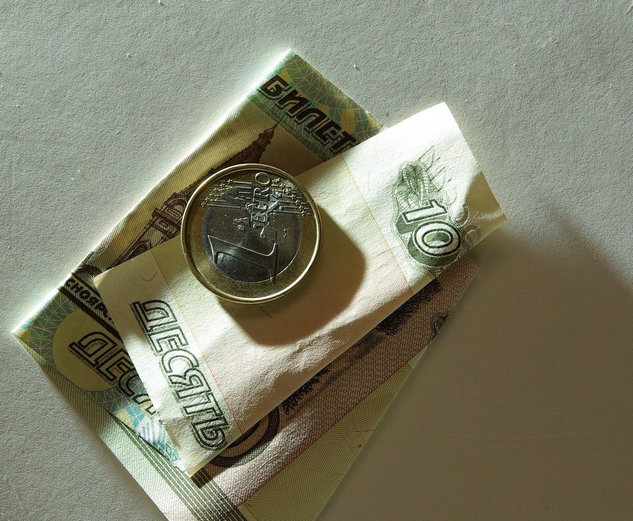 Рубль растет, но эксперты все равно советуют покупать валюту