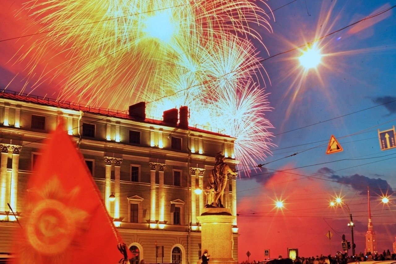 Парад и салют на День Победы в Петербурге восхитил туристов 