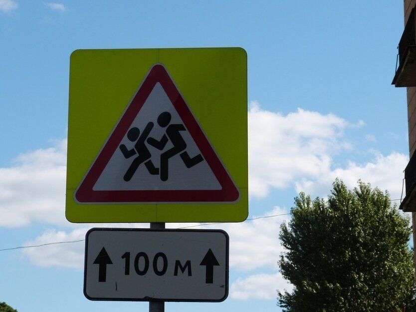 Тише едешь, дальше будешь: водителям с детьми могут ограничить скоростной режим