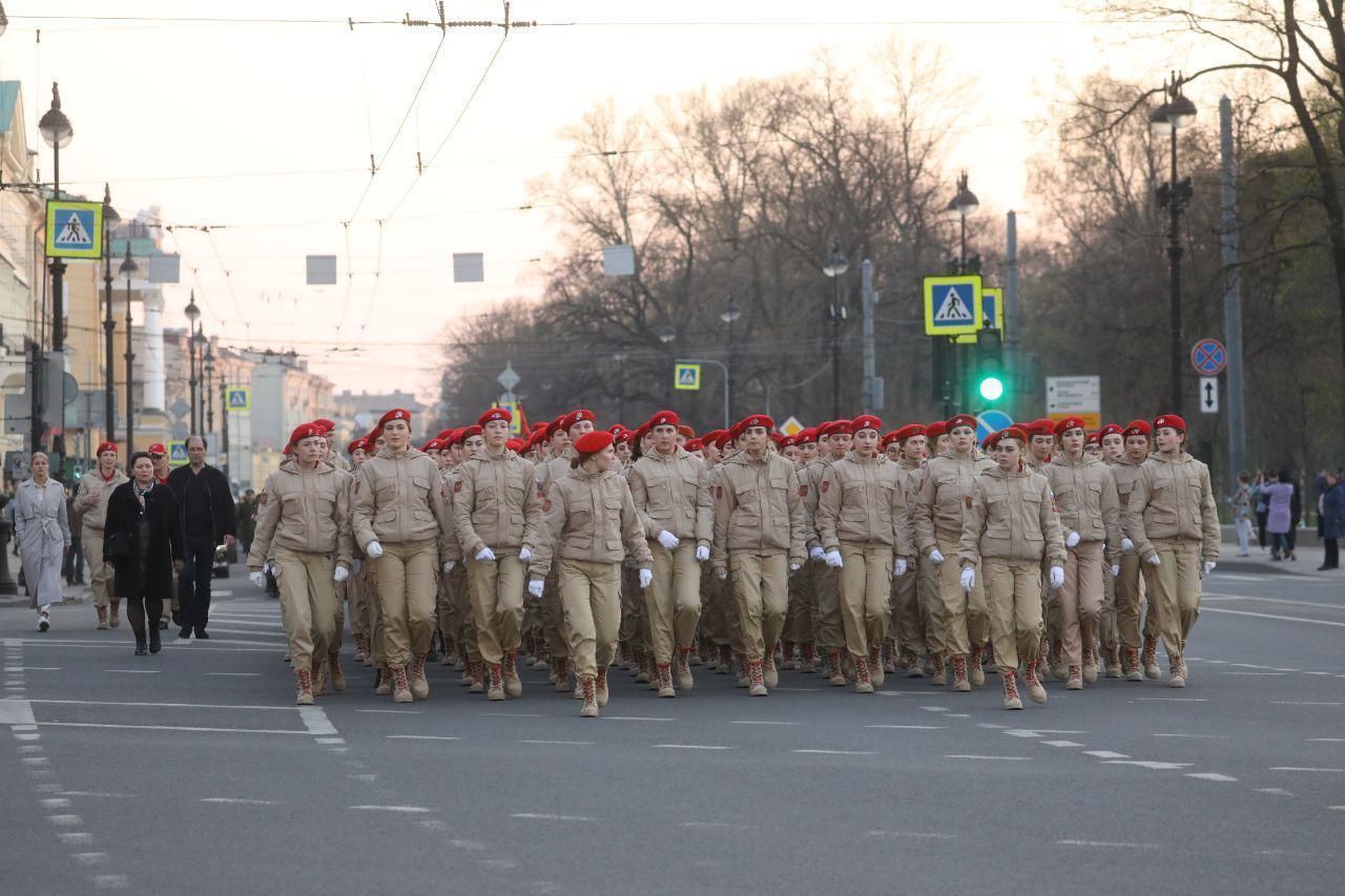 Репетиция парада на Дворцовой блокировала проезд в центре Петербурга