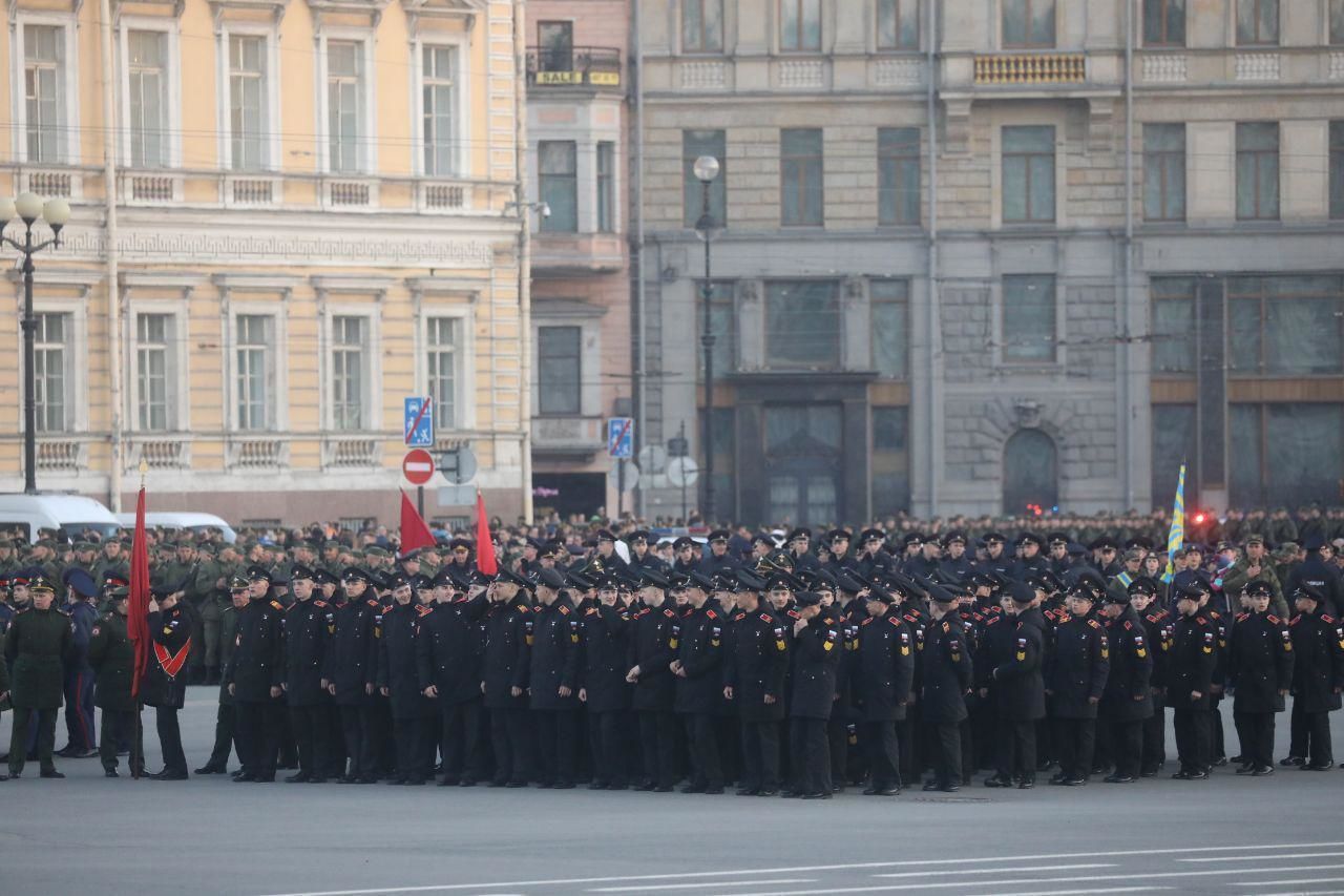 Репетиция парада на Дворцовой блокировала проезд в центре Петербурга