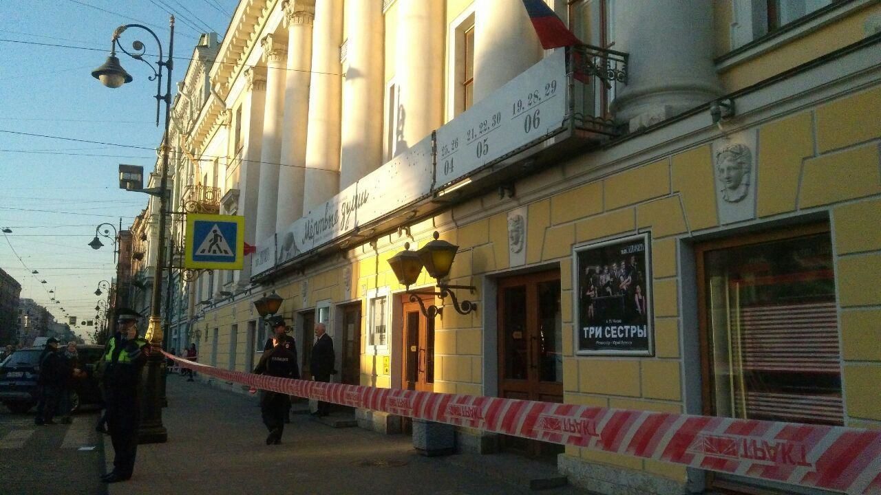 В театре Ленсовета ищут бомбу, спектакли отменили