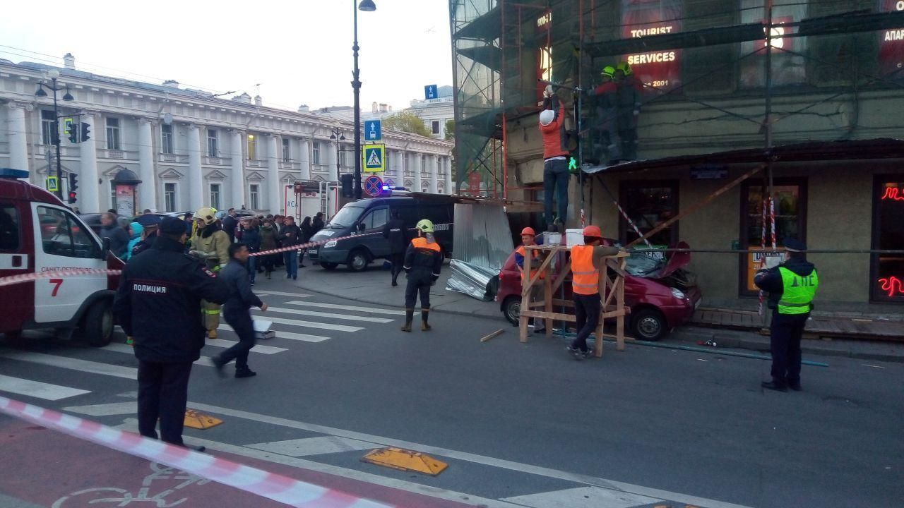 Курьер, устроивший ДТП на Невском, мог умереть от сердечного приступа