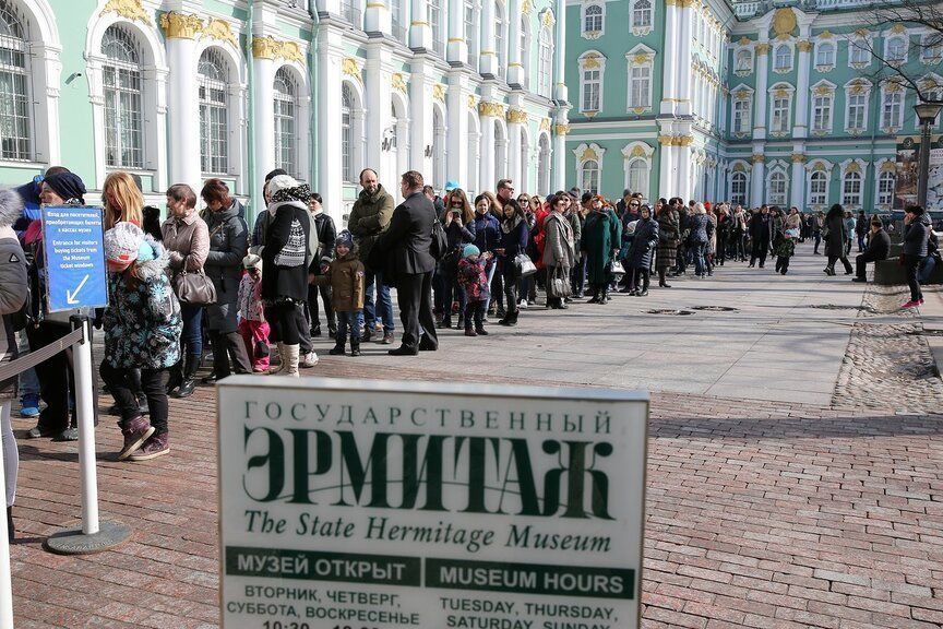 Помогут на русском, английском и испанском: в Петербурге начала работу информационная поддержка туристов