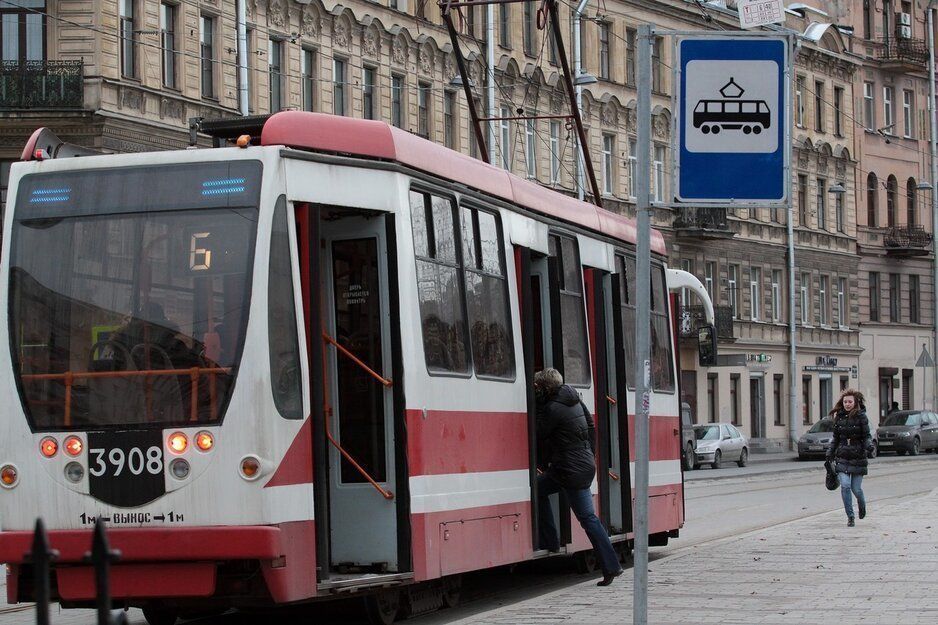 Осенью в Петербурге появится 21 новый трамвай с Wi-Fi и usb-зарядками