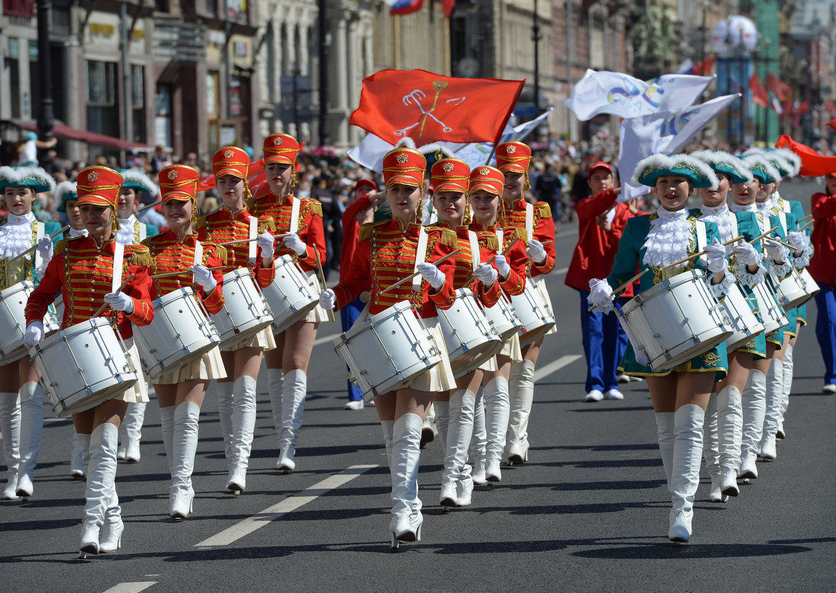 Шоу барабанщиков собрало тысячи петербуржцев в центре города