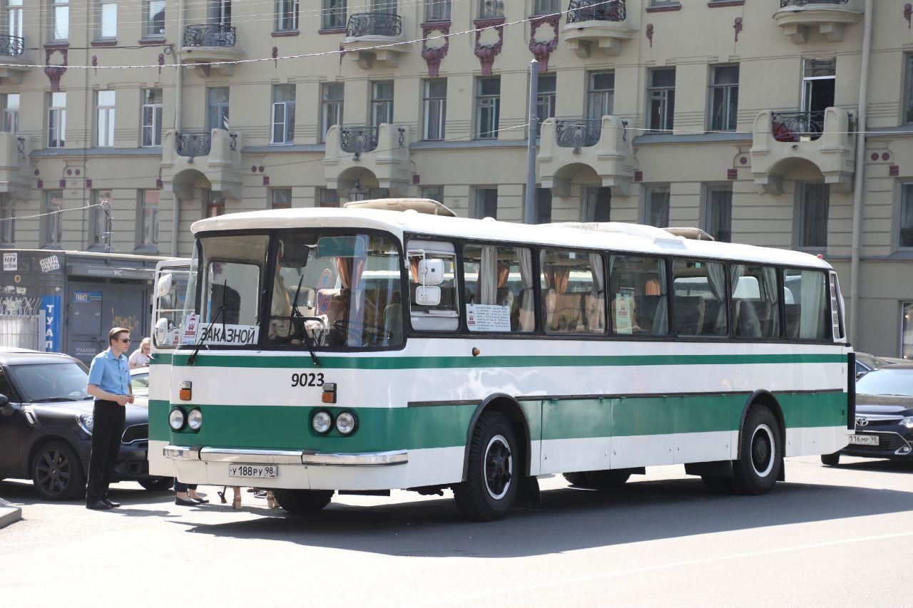 Петербургские ретро-автобусы впервые стали экскурсионными