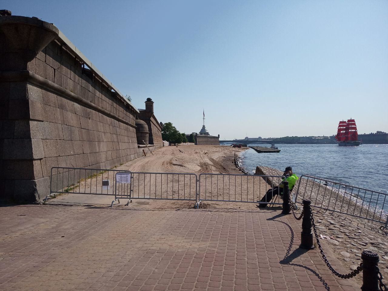 Петербуржцев не пустили загорать на пляж у Петропавловской крепости