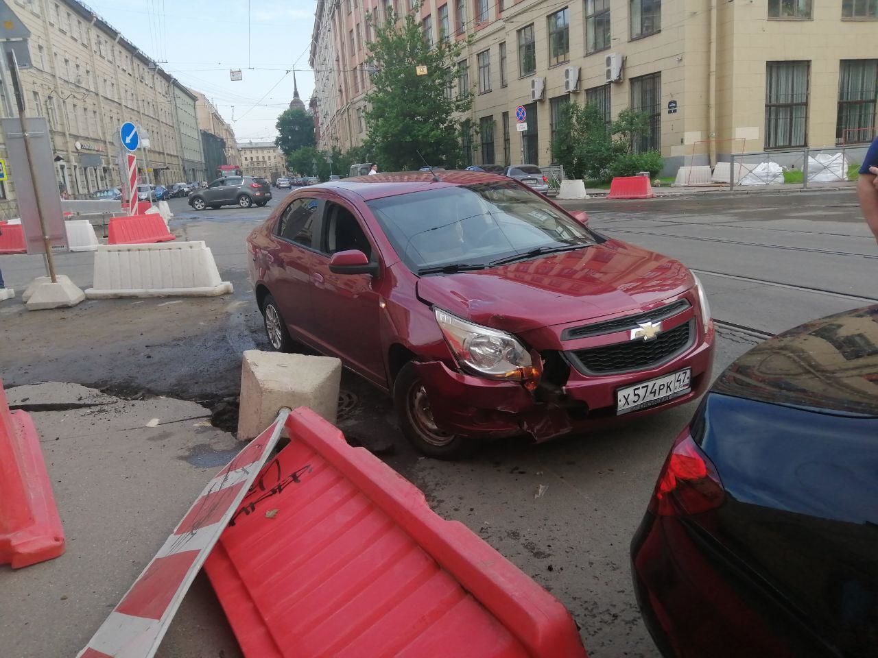 Видео: Mercedes снес Chevrolet на Чапаева