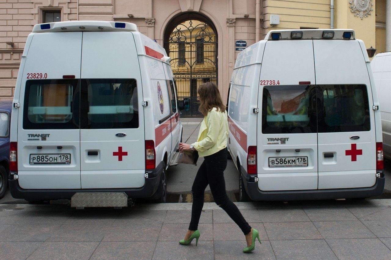 На Большой Посадской молодого мужчину порезали ножом