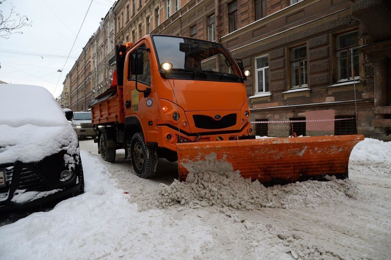В Петербурге закупают уборочную технику и приглашают на работу специалистов из других регионов