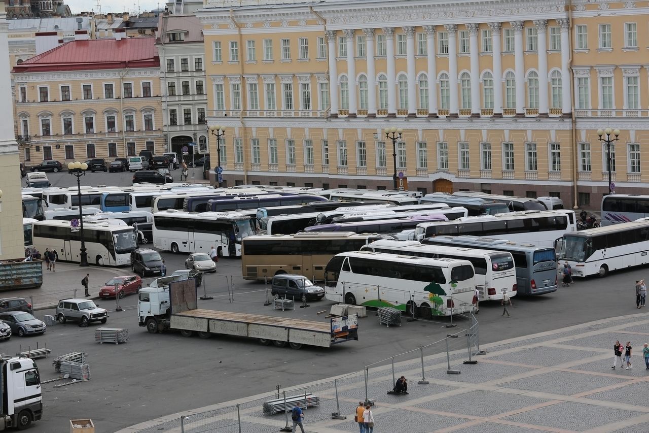 Дорогу туристам: почему в Петербурге раньше не было проблем из-за экскурсионных автобусов, а теперь они появились 