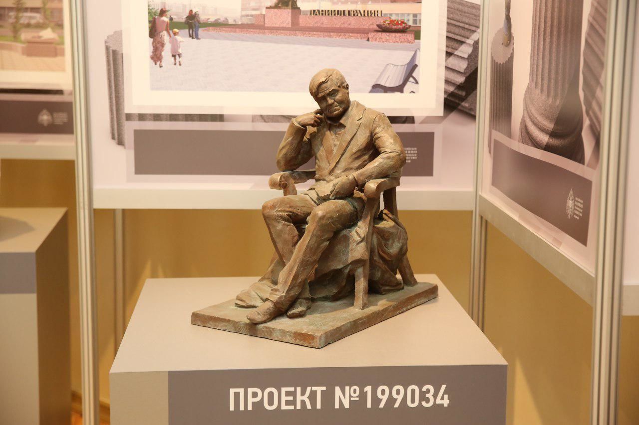 С книгой в руках: в Петербурге определились с эскизом памятника Даниилу Гранину