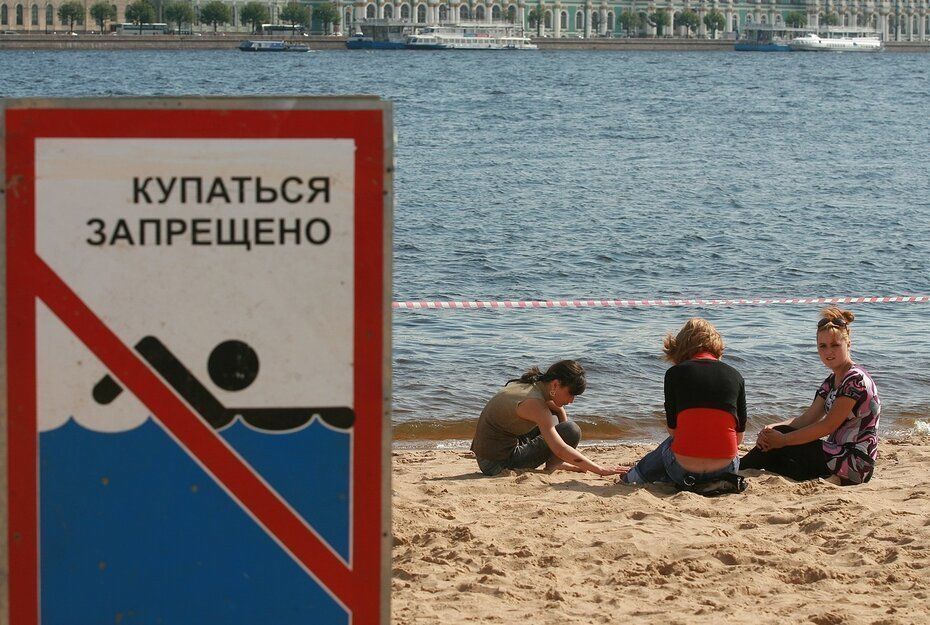Роспотребнадзор рекомендовал петербуржцам, купающимся в неположенных местах, хотя бы не глотать воду