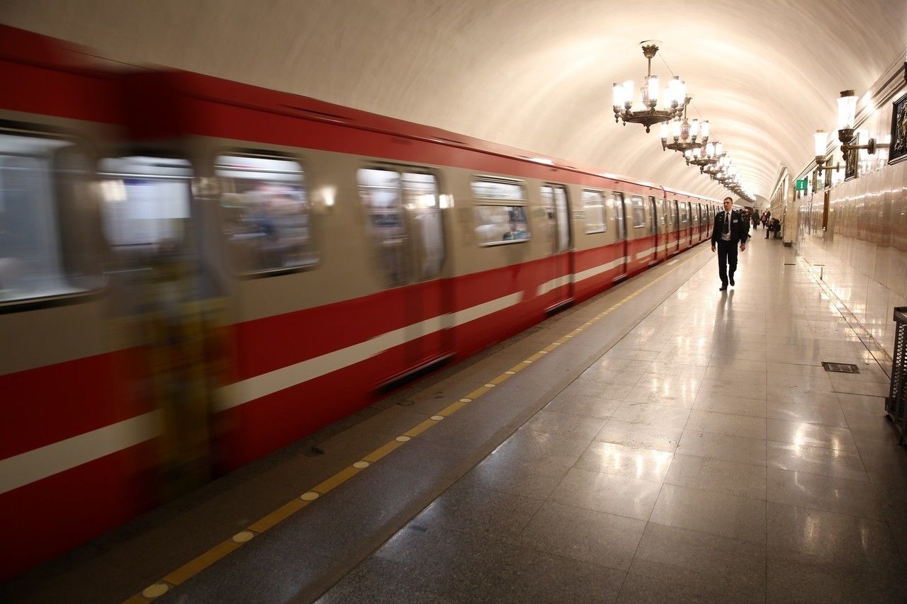 Россиянкам разрешили работать машинистами в метро и дальнобойщиками 