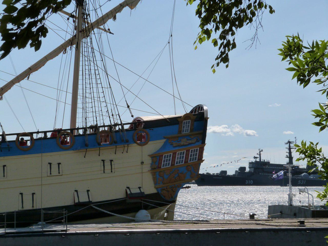 Парусник «Полтава» пришвартуется на Английской набережной через пару часов 
