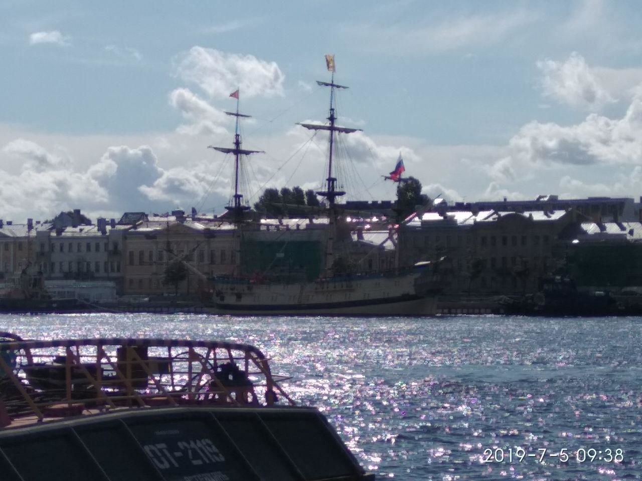 Парусник «Полтава» добрался до Английской набережной 