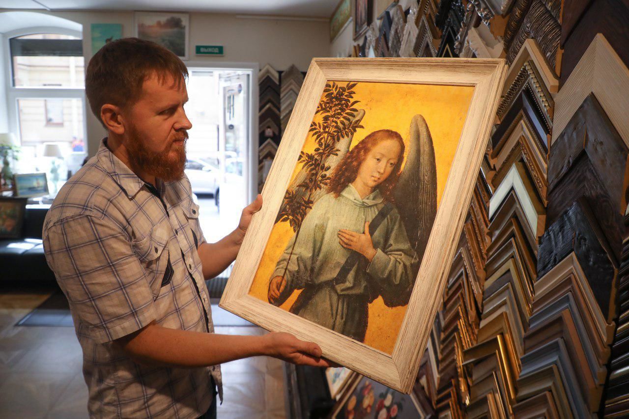 Петербургский художник просит спасти фрески в переулке Радищева 