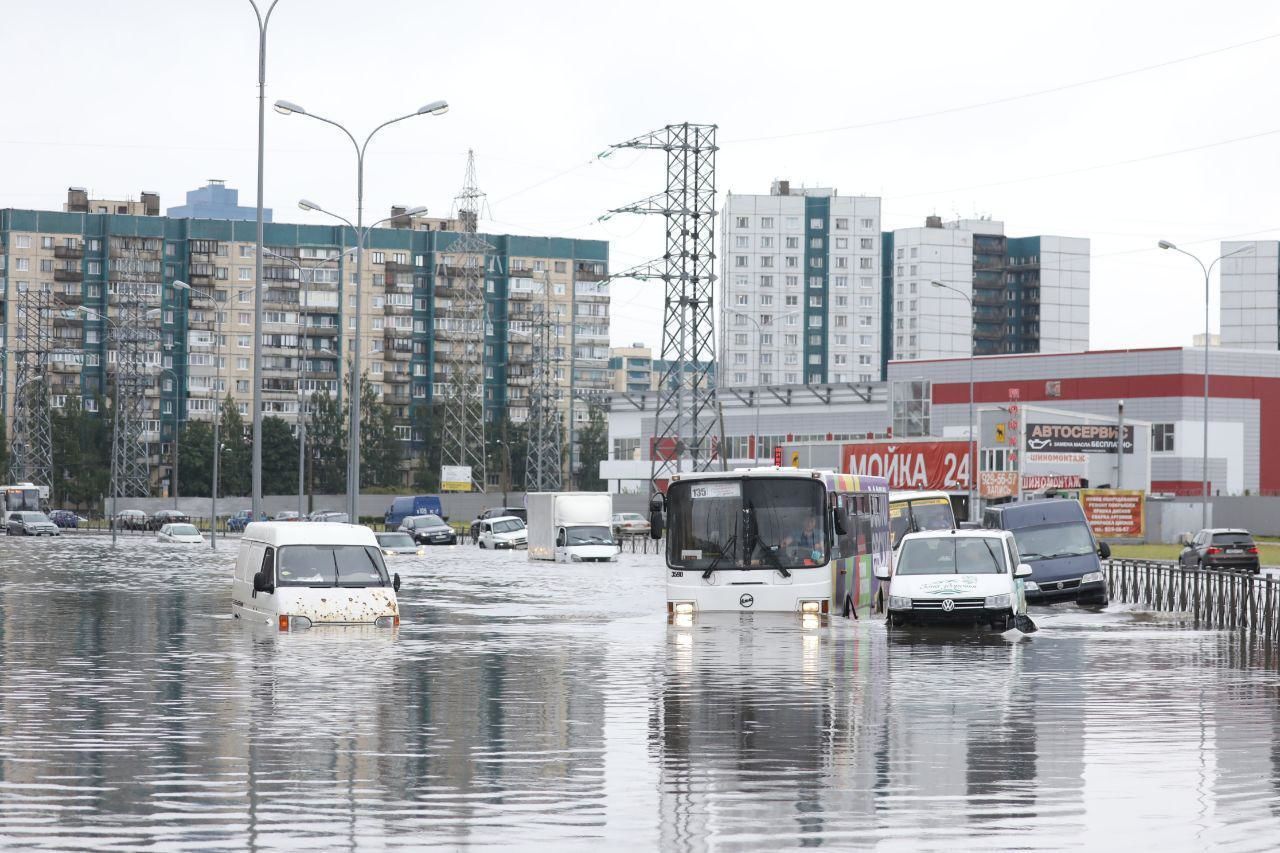 «Водоканал» объяснил, почему ливень затопил Парашютную улицу 