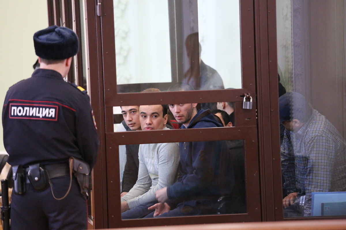 Допрос обвиняемых по делу о теракте в метро Петербурга прервало высокое давление 