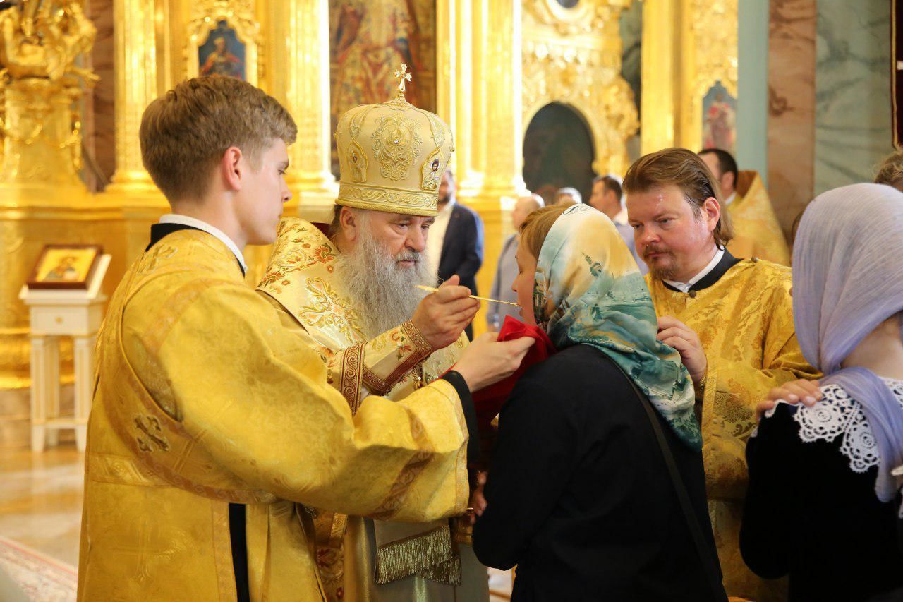 В день памяти апостолов Петра и Павла в Петропавловской соборе началась божественная литургия