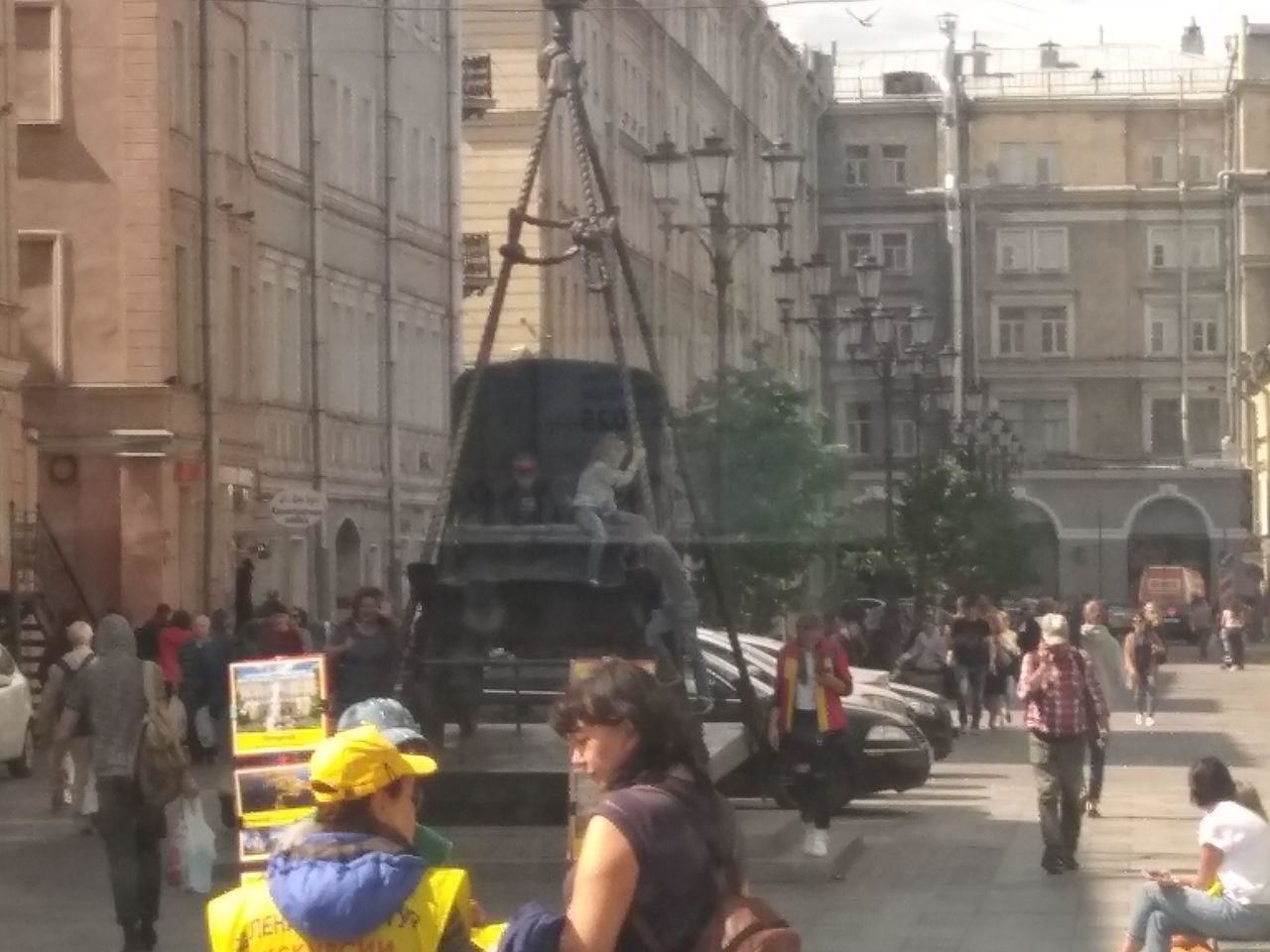 Очевидцы: пешеходную 1-ую Советскую улицу захватили автомобили 