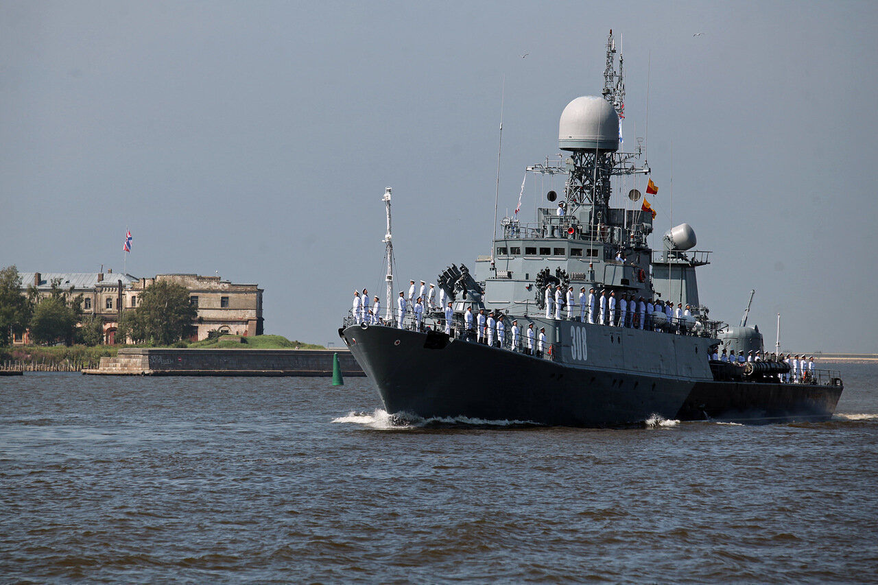 В Петербурге прошла вторая репетиция военно-морского парада 