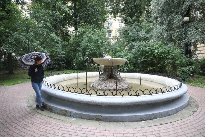 В восстановленном фонтане на проспекте Стачек, 67, обнаружили ил