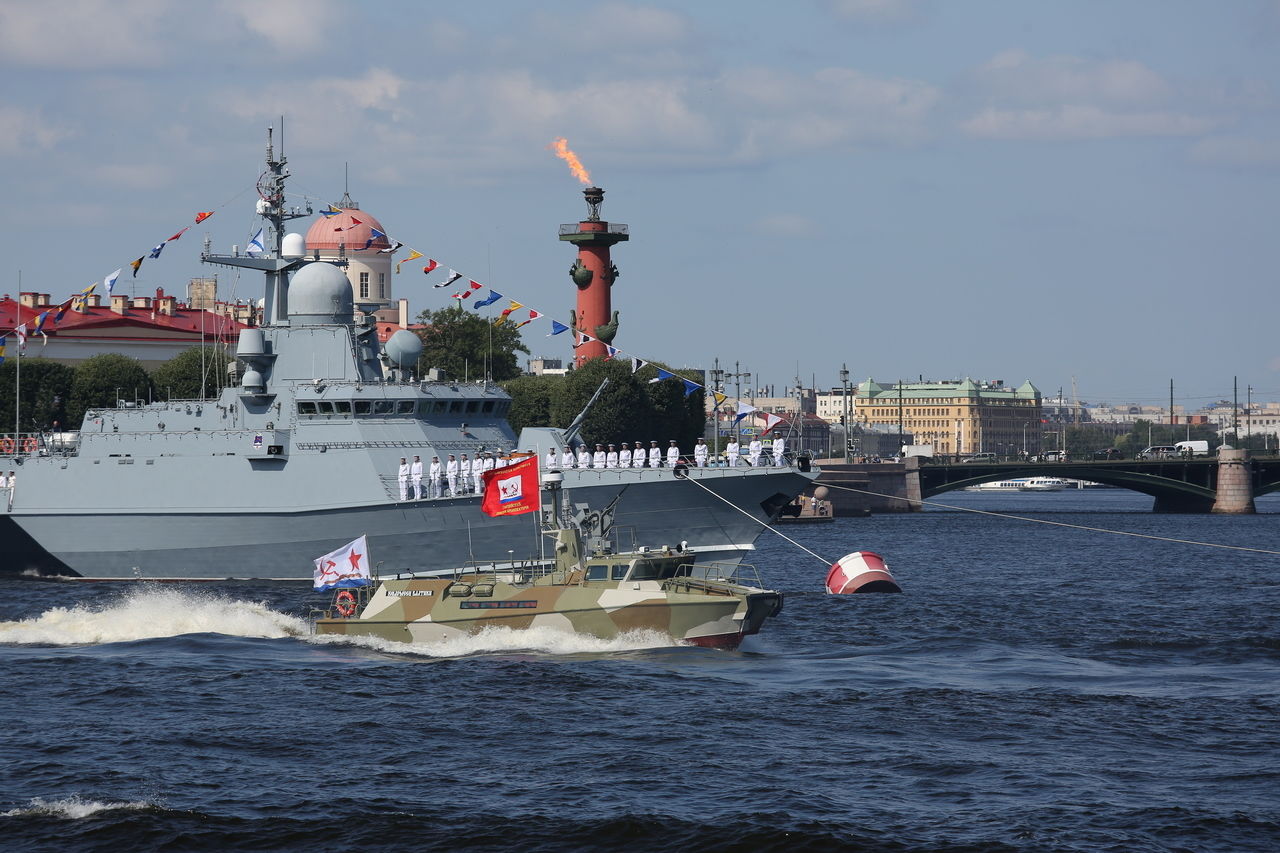 Петербуржцев поздравили с Днем Военно-морского флота