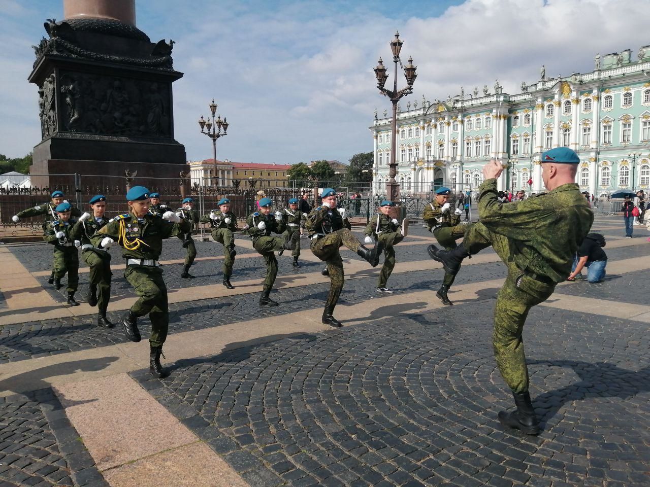 Расплескалась и упала на столе