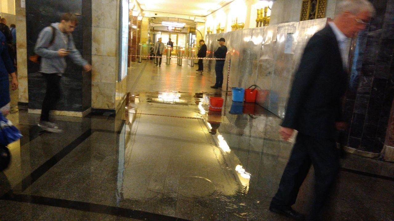 После дождика в четверг: в метро Петербурга случился потоп