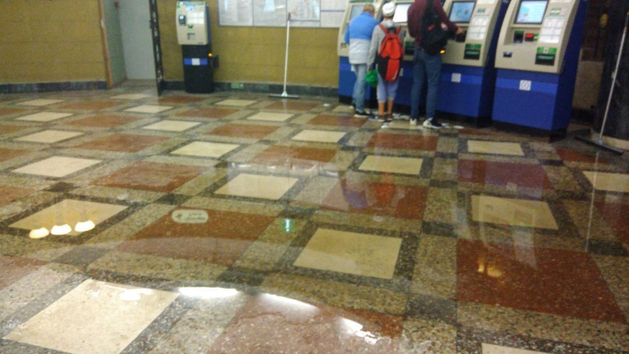 После дождика в четверг: в метро Петербурга случился потоп