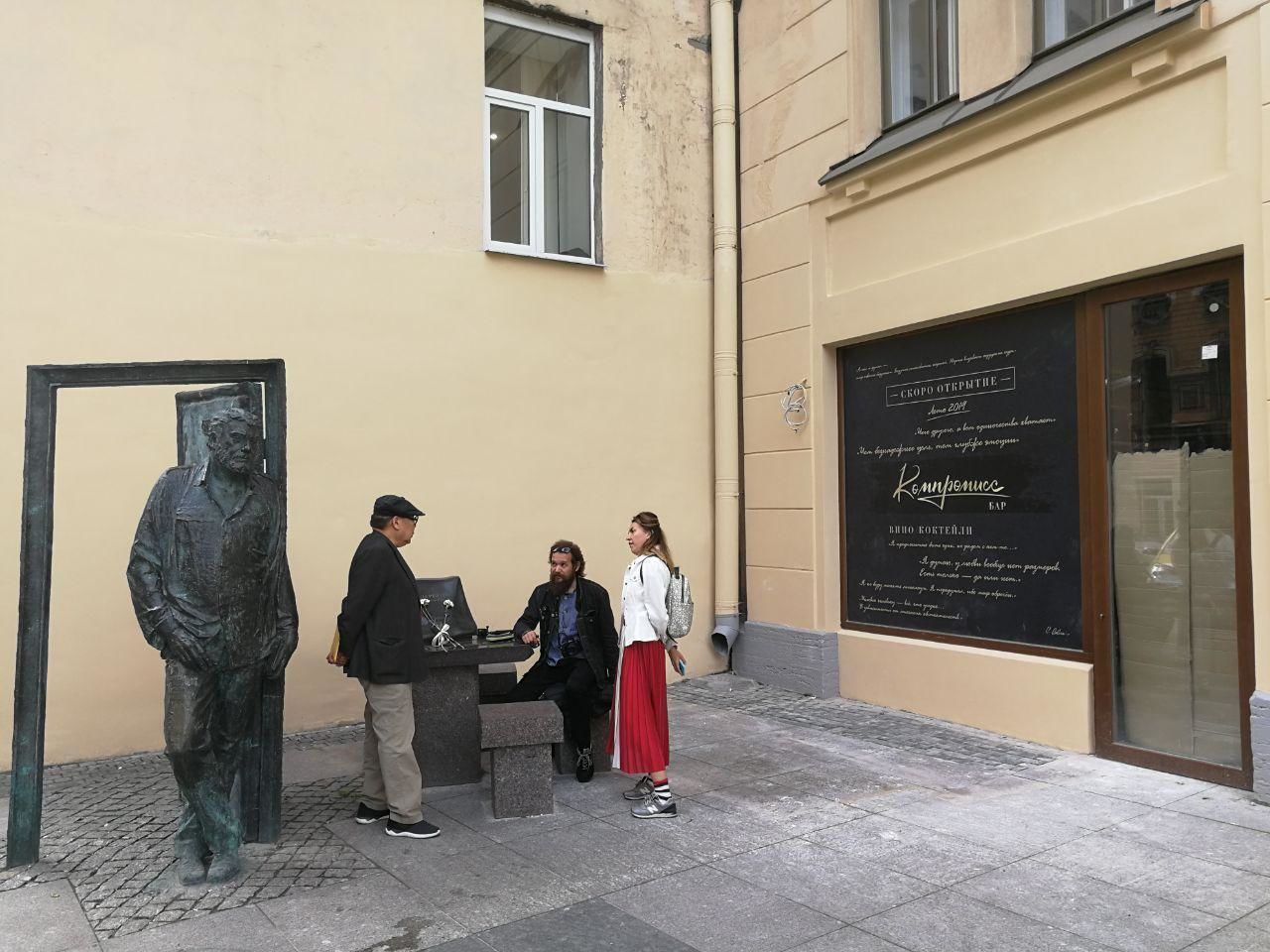 У памятника Сергею Довлатову на улице Рубинштейна убрали стихийную свалку